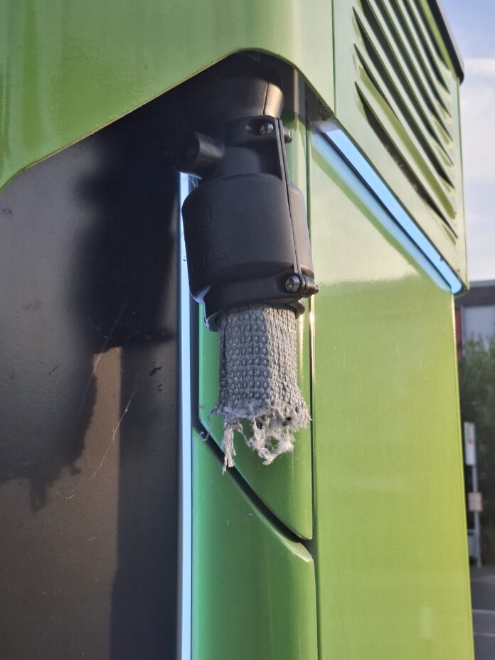 32_RAT_Beschädigtes Ladekabel Trotz Schnittschutz durchtrennt. Abgeschnittenes Ladekabel, Bild: Stadtwerke Ratingen