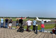 Logenplatz für Luftfahrtfans Gute Aussichten: Der Flughafen Düsseldorf öffnet die Terrasse der „Station Airport“ an vier Tagen in den NRW-Sommerferien für Besucherinnen und Besucher. Von dort lassen sich Starts und Landungen aus nächster Nähe beobachten. Foto: Flughafen Düsseldorf