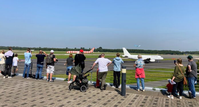 32_RAT_Flughafen Gute Aussichten: Der Flughafen Düsseldorf öffnet die Terrasse der „Station Airport“ an vier Tagen in den NRW-Sommerferien für Besucherinnen und Besucher. Von dort lassen sich Starts und Landungen aus nächster Nähe beobachten. Foto: Flughafen Düsseldorf