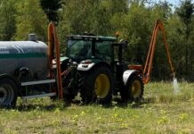 Jeder Liter Wasser zählt Das Lohnunternehmen Westphal Service hatte bereits jedes der 2000 Bäumchen einzeln gewässert, Bild: Wilderich von Ketteler