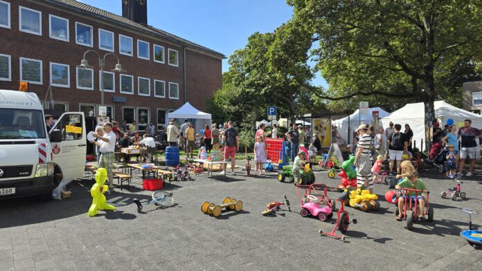 34_RAT_Handwerk Auch die Kinder kommen beim Handwerkermarkt/Dorffest in Lintorf nicht zu kurz, Bild: Alexander Heinz Archiv 2025
