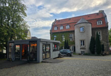 Aktionswoche im Glaspavillon: SkF macht Wohnungsnot in Ratingen sichtbar Der Glaspavillion auf dem Kirchplatz zwischen St. Peter & Paul und dem Bürgerhaus, Bild: Alexander Heinz