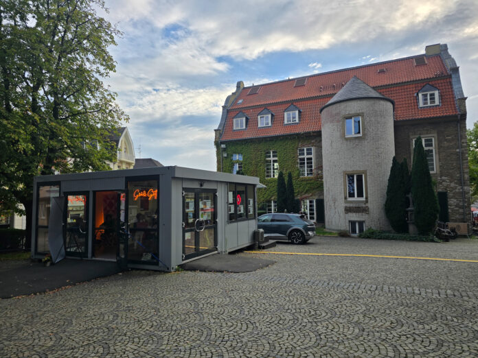 35_RAT_Glaspavillion Der Glaspavillion auf dem Kirchplatz zwischen St. Peter & Paul und dem Bürgerhaus, Bild: Alexander Heinz
