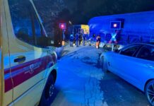 An der Auermühle: Auto kollidiert mit Güterzug Am vergangenen Samstag ist in Ratingen ein Auto mit einem Güterzug kollidiert und wurde mehrere Meter mitgeschleift. Foto: Feuerwehr Ratingen