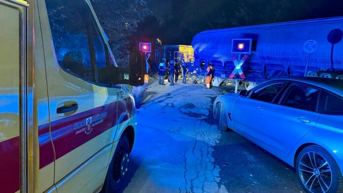 (C)Feuerwehr Ratingen Am vergangenen Samstag ist in Ratingen ein Auto mit einem Güterzug kollidiert und wurde mehrere Meter mitgeschleift. Foto: Feuerwehr Ratingen