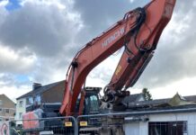 Abriss für die „Neue Mitte Tiefenbroich“ hat begonnen Stück für Stück verschwindet das Gebäude und schafft Freiraum für die Neue Mitte, Bild: Stadt Ratingen