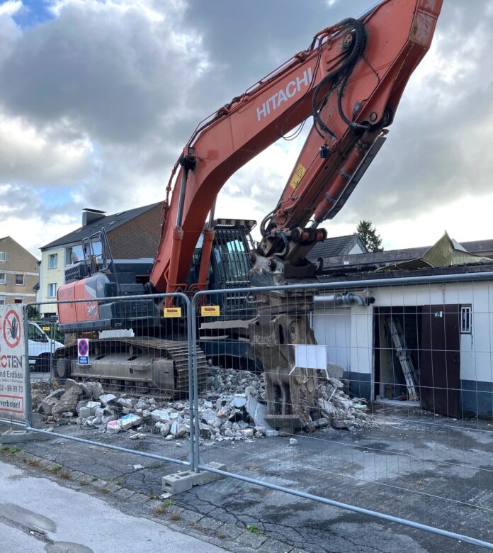 Abriss Tiflis Stück für Stück verschwindet das Gebäude und schafft Freiraum für die Neue Mitte, Bild: Stadt Ratingen
