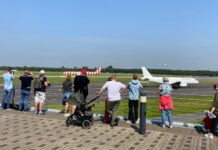 Düsseldorfer Flughafen vergibt 6.500 Tickets für Besucherterrasse Der Flughafen Düsseldorf öffnet die Terrasse der „Station Airport“ an vier Tagen in den NRW-Sommerferien für Besucherinnen und Besucher. Von dort lassen sich Starts und Landungen aus nächster Nähe beobachten. Foto: Flughafen Düsseldorf