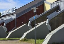 Lebensgefahr in der Eissporthalle Am Sandbach? Die Schuhe der Eissporthalle in Ratingen, Übergang der Leimbinder aud den Betonsockel, Bild: Alexander Heinz