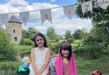 Ein Tag wie im Märchen: Prinzessinnen und Ritter an der Wasserburg Zwei junge Besucherinnen des Prinzessinnentags. Foto: Iljana Strenger