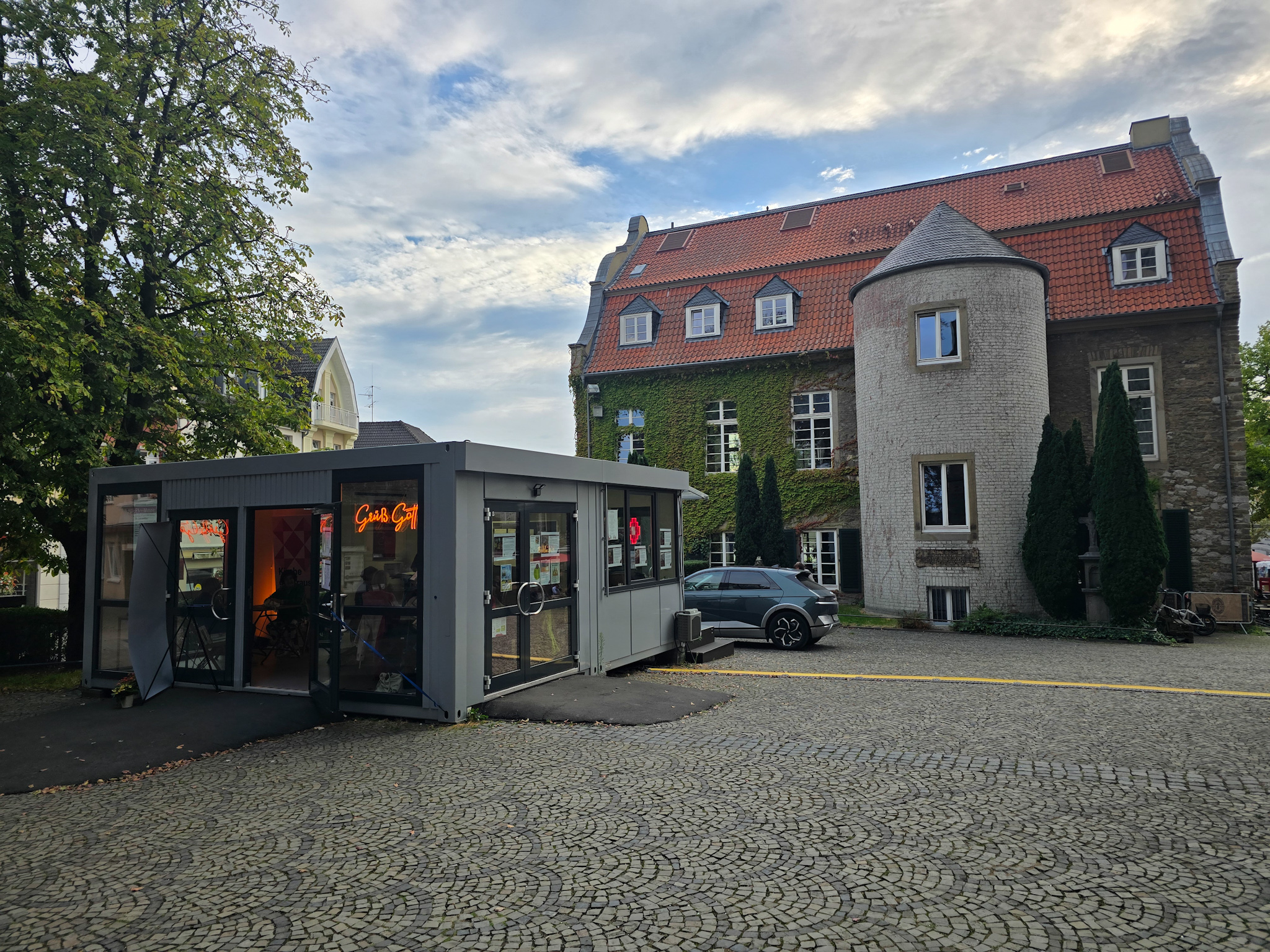 Der Glaspavillion auf dem Kirchplatz, Bild: Alexander Heinz