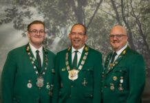 Königsschießen der Hubertus Kompanie Ratingen v.l.n.r. Jungkönig Philipp Rohm. Kompaniekönig Andreas Goeldner und Traditionskönig André Engelmann, v.l.n.r. Jungkönig Philipp Rohm. Kompaniekönig Andreas Goeldner und Traditionskönig André Engelmann, Bild: Hubertus Kompanie Ratingen