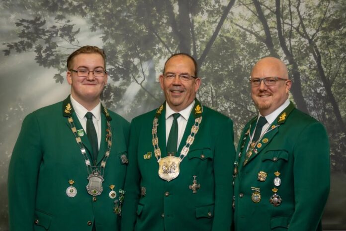 HubertusK v.l.n.r. Jungkönig Philipp Rohm. Kompaniekönig Andreas Goeldner und Traditionskönig André Engelmann, v.l.n.r. Jungkönig Philipp Rohm. Kompaniekönig Andreas Goeldner und Traditionskönig André Engelmann, Bild: Hubertus Kompanie Ratingen