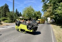 Auto überschlägt sich in Ratingen: Vier Verletzte bei Unfall Einer der Wagen landete auf dem Dach. Foto: Feuerwehr Ratingen