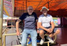 Lintorfer Schützenfest steht in den Startlöchern v.l.n.r. Andreas Kellermann, Schützenchef der St.-Sebastianus-Schützenbruderschaft, gemeinsam mit Herrn Eylart, Betreiber des Autoscooters. Foto: Iljana Strenger
