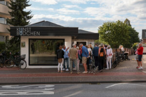 Besucher der Finissage vor dem Kunstbüdchen auf der Speestraße in Lintorf, Bild: Alexander Heinz