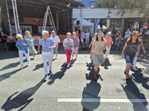 Line Dance vor der Bühne im letzten Jahr, Bild: TuS Lintorf
