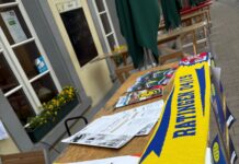 04/19 zeigt Flagge: Samstag Info-Stand auf dem Marktplatz