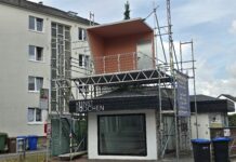 „Probewohnen in Lintorf“: KunstBüdchen lädt zum Wohnen über den Dingen Die Installation über dem Kunstbüdchen, Bild: Alexander Heinz