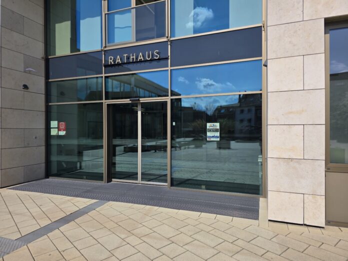 Eingang zum Rathaus in Ratingen. Foto: Alexander Heinz Eingang zum Rathaus in Ratingen. Foto: Alexander Heinz