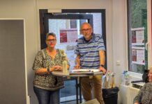 Zwischen Wissen, Wagnis und Literatur: Kneipenquiz begeistert auf dem Kirchplatz Stefanie und Andreas Kellersmann fürten durch den kurzweiligen Abend, Bild: Alexander Heinz