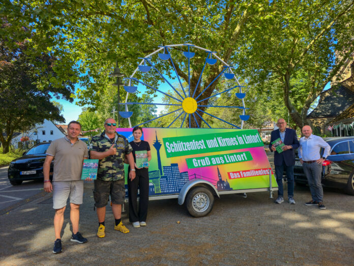 SFL-111013 Oliver Wilmering, Mike Bengel, Franziska Versen, Andreas Kellersmann und Martin Schaller rocken gemeinsam das Schützenfest in Lintorf, Bild: Alexander Heinz