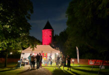 Waldgeist Waldemar kehrt zurück: Breitscheid feiert 13. Schlossfest Die beeindruckende Kulisse des Schlosses aus Sicht des Veranstaltungsortes im Garten vor zwei Jahren, Bild: Alexander Heinz