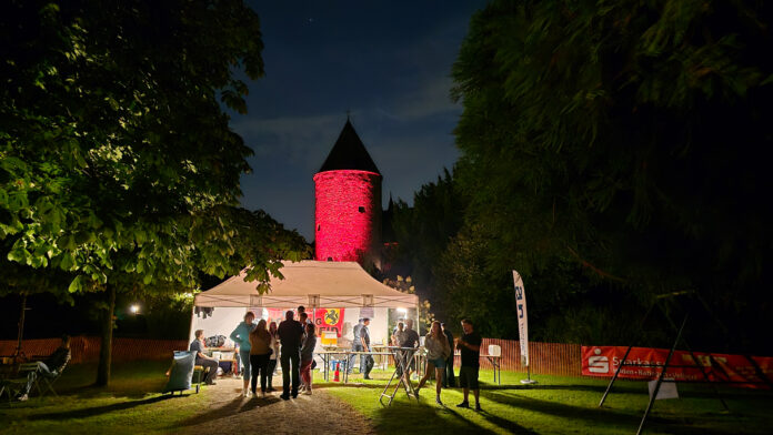 SFLinnep-24 Die beeindruckende Kulisse des Schlosses aus Sicht des Veranstaltungsortes im Garten vor zwei Jahren, Bild: Alexander Heinz