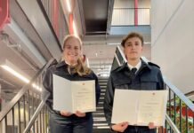 Ratingen: Erfolgreicher Abschluss der Notfallsanitäterausbildung Aileen Stöcker und Lucius Hanne sind nun offiziell ausgebildete Notfallsanitäter. Foto: Feuerwehr Ratingen