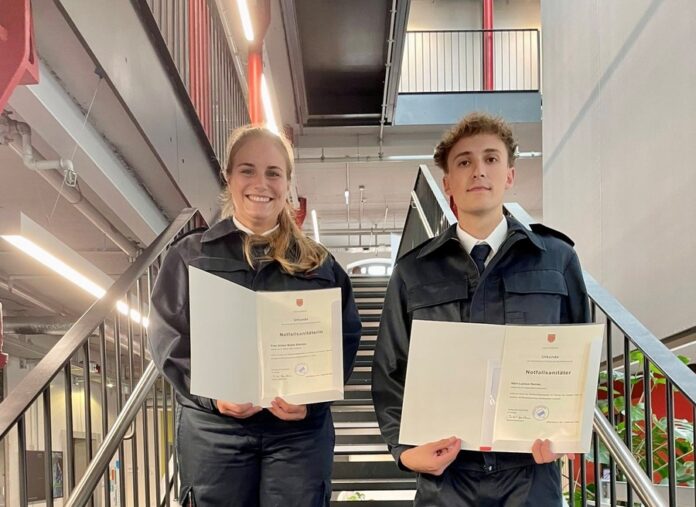 (C)Feuerwehr Ratingen Aileen Stöcker und Lucius Hanne sind nun offiziell ausgebildete Notfallsanitäter. Foto: Feuerwehr Ratingen