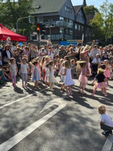 Tanzende Kinder vor der Bühne im letzten Jahr, Bild: TuS Lintorf