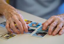 Angehörige von Menschen mit Demenz tauschen sich im Seniorentreff Ost aus In NRW sind nach Schätzungen etwa 400.000 Menschen an Demenz erkrankt - und es werden immer mehr. (Symbolbild) Foto: Sven Hoppe/dpa