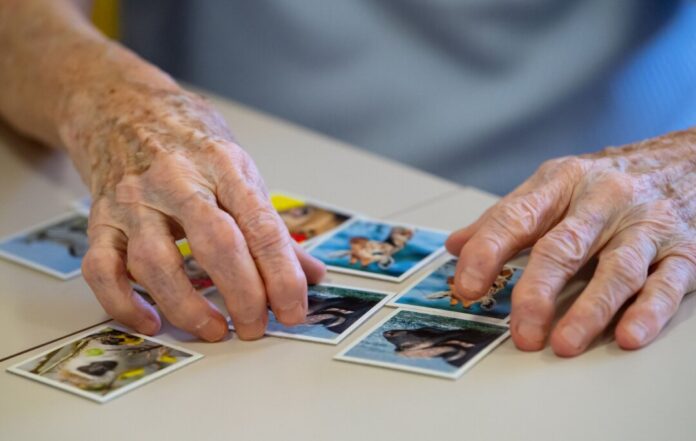 Alzheimer In NRW sind nach Schätzungen etwa 400.000 Menschen an Demenz erkrankt - und es werden immer mehr. (Symbolbild) Foto: Sven Hoppe/dpa