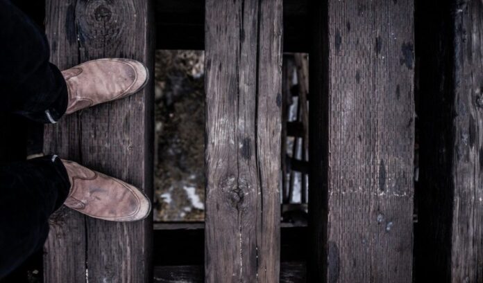 feet-1245957_1280-e1611220155864 Der Neubau der Angerbrücke hat nun gestartet. Symbolfoto: pixabay