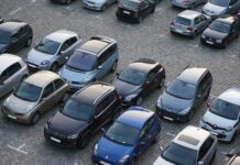 Stadt Ratingen wehrt sich gegen Missbrauch von Parkraum Viele Autos stehen auf einem Parkplatz. Foto: pixabay/Symbolbild