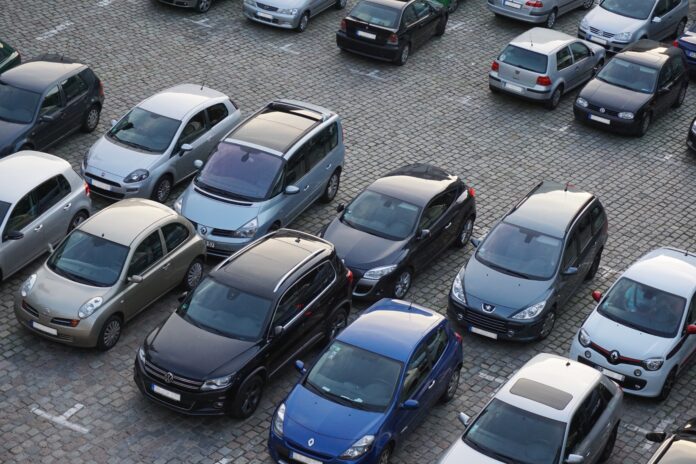 Viele Autos stehen auf einem Parkplatz. Foto: pixabay/Symbolbild Viele Autos stehen auf einem Parkplatz. Foto: pixabay/Symbolbild