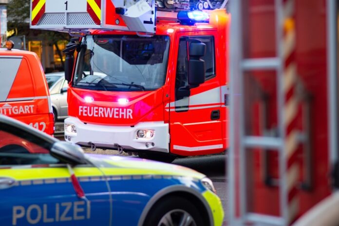 Feuerwehrfahrzeug und Polizei am Unfallort Nach einem Wohnungsbrand in Ratingen-Lintorf wird wegen fahrlässiger Brandstiftung ermittelt. Foto: Polizei