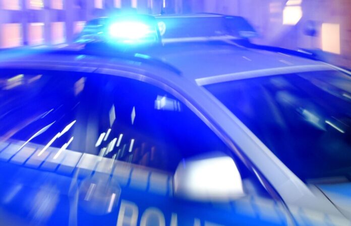 Blaulicht auf einem Polizeiauto Das Befahren von E-Scootern führt häufig zu Unfällen. Foto: (Symbolbild) Carsten Rehder/dpa