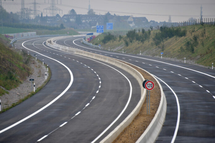 A44_Autobahn_Eroeffnung Die Autobahn A44 zwischen Heiligenhaus und Velbert kurz vor der Freigabe. Foto: Mathias Kehren