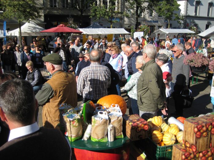 1_Erffnung des Bauernmarktes Bereits zum 30. Mal wird der Bauernmarkt in Ratingens Innenstadt stattfinden. Foto: City-Kauf Ratingen