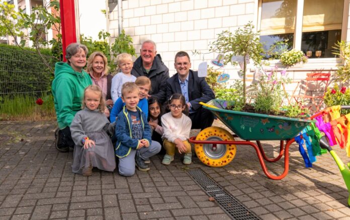 2026-05-15-KiTa_bepflanzte-Schubkarren-Final Kinder der städtischen Kindertageseinrichtung bei einem Projekt. Foto: Stadt Ratingen