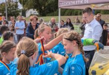 Grundschulsportfest Fußball: Ratinger Schulen gewinnen Wanderpokal Bürgermeister Patrick Anders und Sportdezernentin Sabine Klocke überreichten bei der Siegerehrung die Wanderpokale an die Gewinnerteams. Foto: Stadt Ratingen