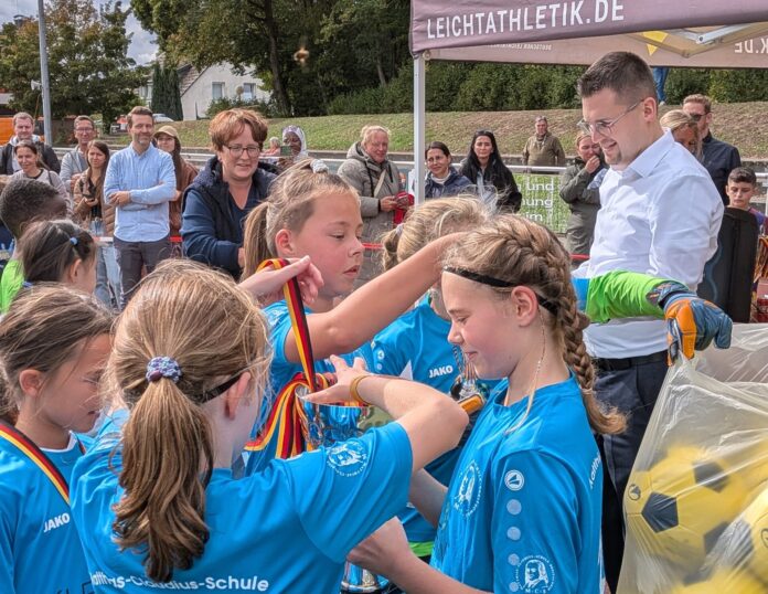 2026-09-17-Siegerehrung Mädchenteam Matthias-Claudius-Schule Bürgermeister Patrick Anders und Sportdezernentin Sabine Klocke überreichten bei der Siegerehrung die Wanderpokale an die Gewinnerteams. Foto: Stadt Ratingen