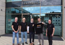 Stadtjubiläum: Ratinger Westbahnlauf bringt eigene T-Shirts heraus Freuen sich über die Westbahnlauf-T-Shirts (v.l.n.r.): Thomas Frühbuss, André Tünkers (beide InWest), Bürgermeister Patrick Anders, Julian Straßburger, Geschäftsführer bei Amand, und Prof. Dr. Jürgen Erbach von IPEM. Foto: Stadt Ratingen