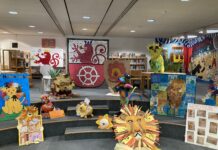 Ratinger Weltkindertag: Löwenstarke Kunst für starke Kinderrechte Die Kinder haben sich sehr phantasievoll mit dem Thema Kinderrechte auseinandergesetzt. Die Löwenfiguren und Bilder sind im Medienzentrum zu sehen. Foto: Stadt Ratingen
