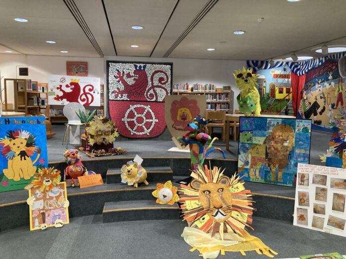 2026-09-24-Kinderrechte Die Kinder haben sich sehr phantasievoll mit dem Thema Kinderrechte auseinandergesetzt. Die Löwenfiguren und Bilder sind im Medienzentrum zu sehen. Foto: Stadt Ratingen