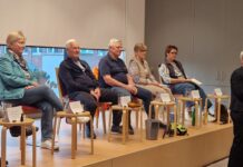 Ehrenamt ausprobieren statt festlegen – Engagierte berichteten in Tiefenbroich von ihren Erfahrungen Bunt besetzt war das Podium mit (von links nach rechts) Jürgen Schwarzbeck (Bundesfreiwilligendienst Diakonie RWL), Ingrid Herden (Digitalpatin und Pflegescout), Friedhelm Nack (FORUMLotsenpunkt, Repaircafe), Steffen Genieser (ADFC), Birgitt Klein (Miteinander.Freiwilligenbörse Ratingen), Sissi Heitkamp (Hospizbewegung Ratingen), Astrid Kapels (Stadt Ratingen) und Uwe Herden (ehrenamtliche Moderation). Foto: Stadt Ratingen