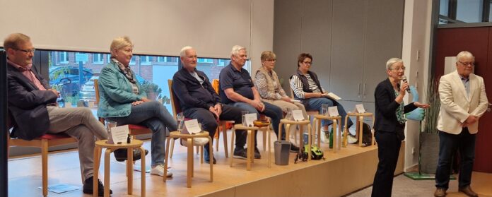2026-09-24-Lieblingsplatz Bunt besetzt war das Podium mit (von links nach rechts) Jürgen Schwarzbeck (Bundesfreiwilligendienst Diakonie RWL), Ingrid Herden (Digitalpatin und Pflegescout), Friedhelm Nack (FORUMLotsenpunkt, Repaircafe), Steffen Genieser (ADFC), Birgitt Klein (Miteinander.Freiwilligenbörse Ratingen), Sissi Heitkamp (Hospizbewegung Ratingen), Astrid Kapels (Stadt Ratingen) und Uwe Herden (ehrenamtliche Moderation). Foto: Stadt Ratingen