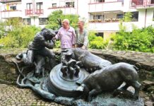 Ratinger Lesung: Von geklemmten Daumen und spukhaften Wäldern Die Vorlesepaten Marie-Theres Eppner und Dieter Gerigk befassen sich mit lokalen Sagen. Das Verkeshirdendenkmal erinnert an die Geschichte vom Auffinden der Marienglocke „Märch“ durch den Schweinehirten und seine Tiere. Foto: Stadt Ratingen