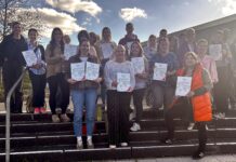 Ratinger Schulen und Kitas für kreatives Engagement im Klimaschutz ausgezeichnet Ausgezeichnet für ihr Engagement: Die Teilnehmenden des Projekts „Aktiv fürs Klima in Ratingen“ präsentieren nach der Veranstaltung stolz ihre Urkunden. Foto: Stadt Ratingen
